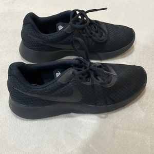 Woman’s Black Nike Roshe